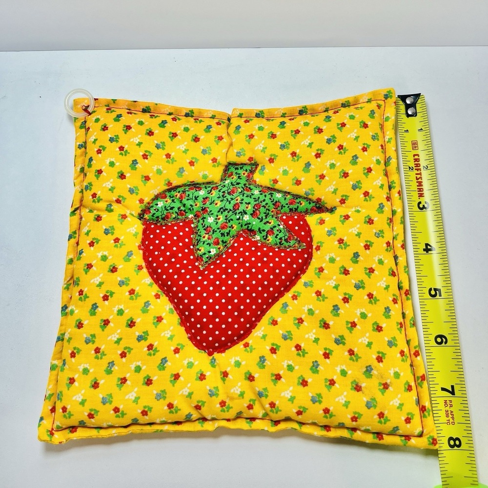 Strawberry & Floral Quilted Potholder - Handmade Retro Kitchen - Picture 6 of 6